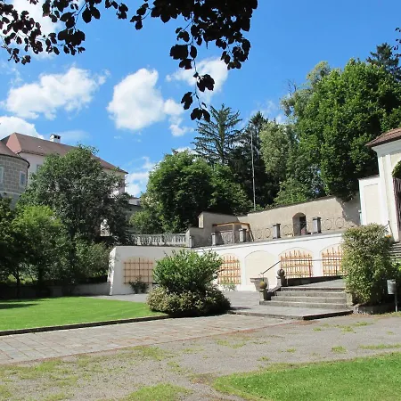 Schloss Weinberg *