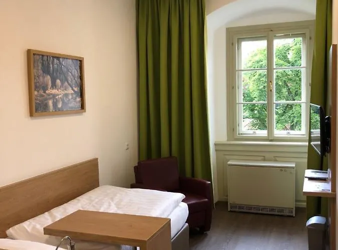 Schloss Weinberg 호텔 *